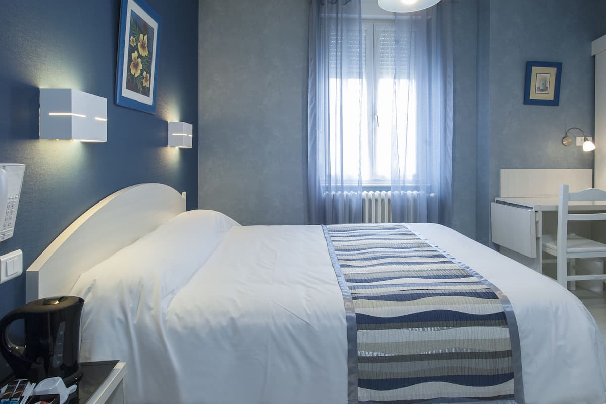 Doppia Comfort | Con stile personalizzato, una scrivania, insonorizzazione