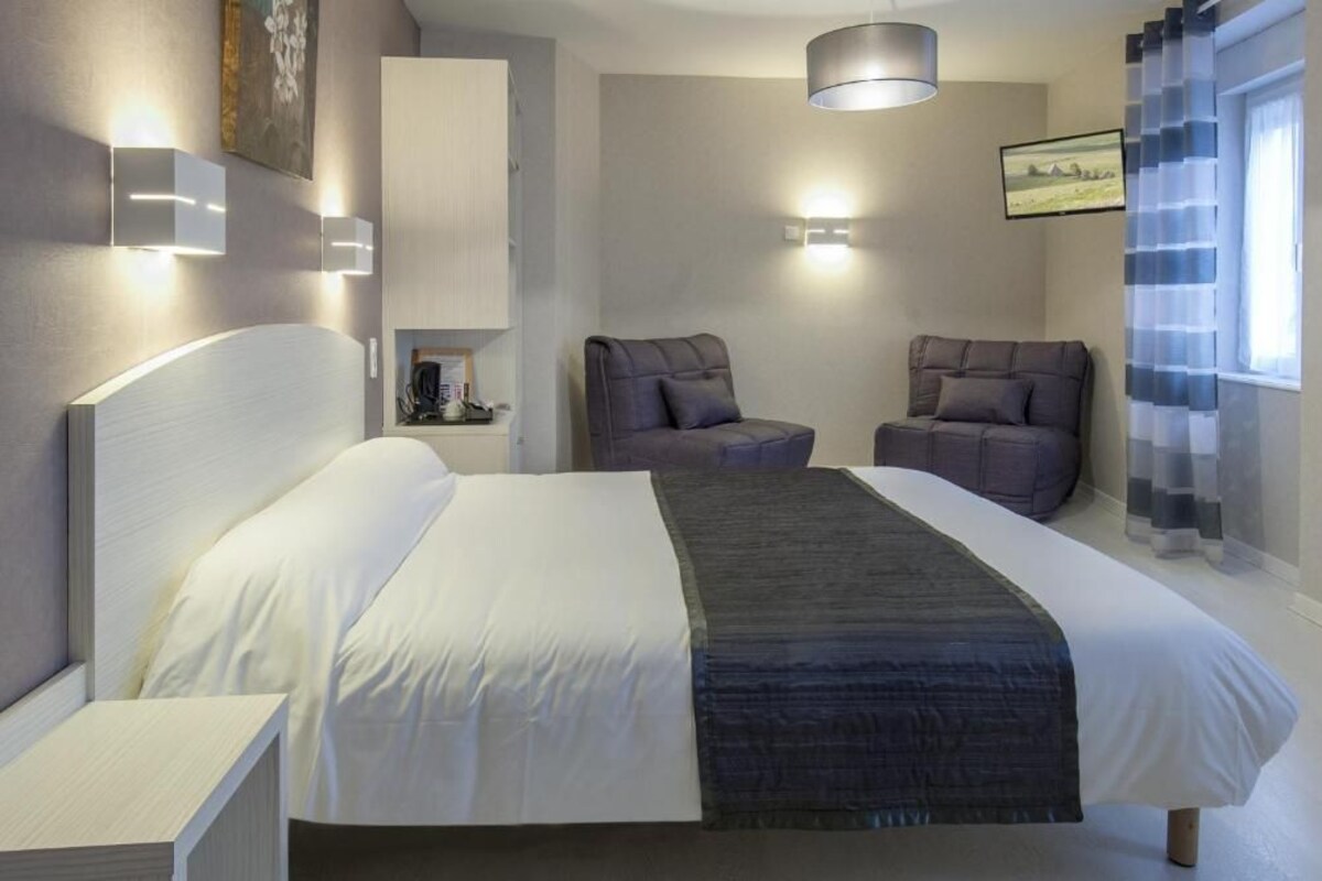 Desk, soundproofing, free cots/infant beds, rollaway beds