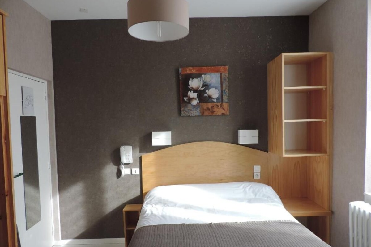 Desk, soundproofing, free cots/infant beds, rollaway beds