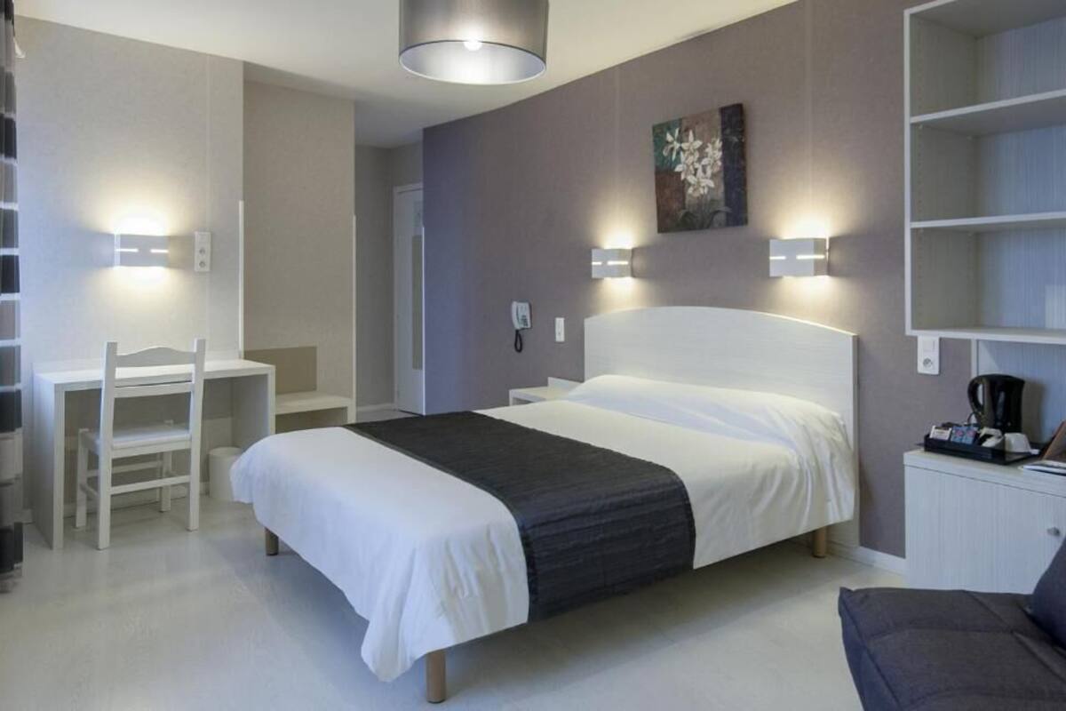 Desk, soundproofing, cribs (free), rollaway beds (surcharge)