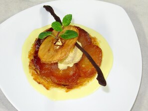 Breakfast, lunch, dinner served; Regional cuisine, alfresco dining 