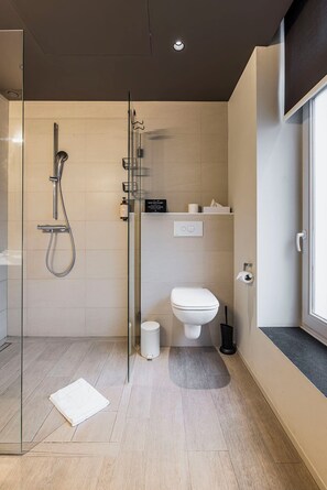 Chambre avec lits jumeaux (Single Use) | Salle de bain | Douche hydromassante, articles de toilette gratuits, sèche-cheveux