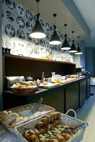 Restaurant. Square Hotel