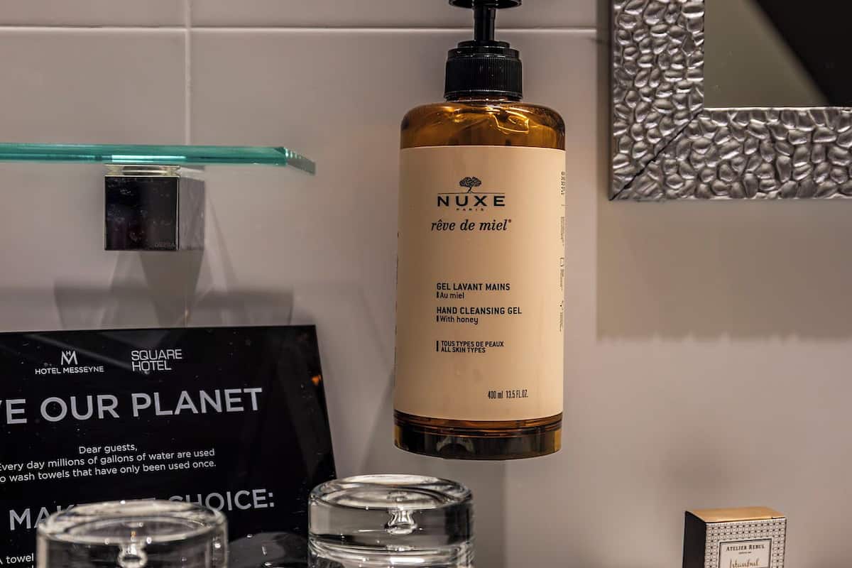 triple room (single use) | bathroom | hydromassage showerhead, free toiletries, hair dryer, towels