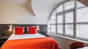 Muebles diferentes, escritorio y espacio para trabajar con laptop