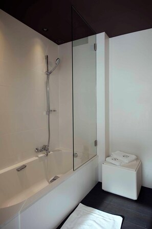 Douche hydromassante, articles de toilette gratuits, sèche-cheveux