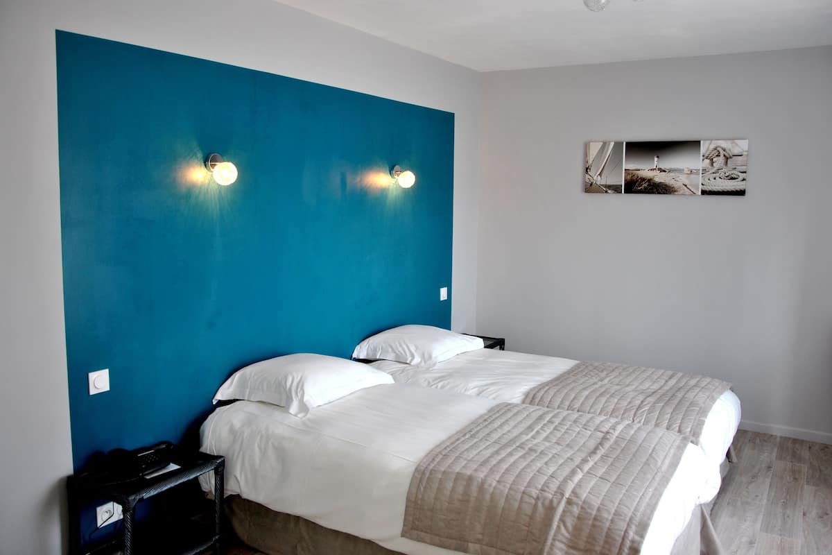 standard twin room | desk, soundproofing, free wifi, bed sheets