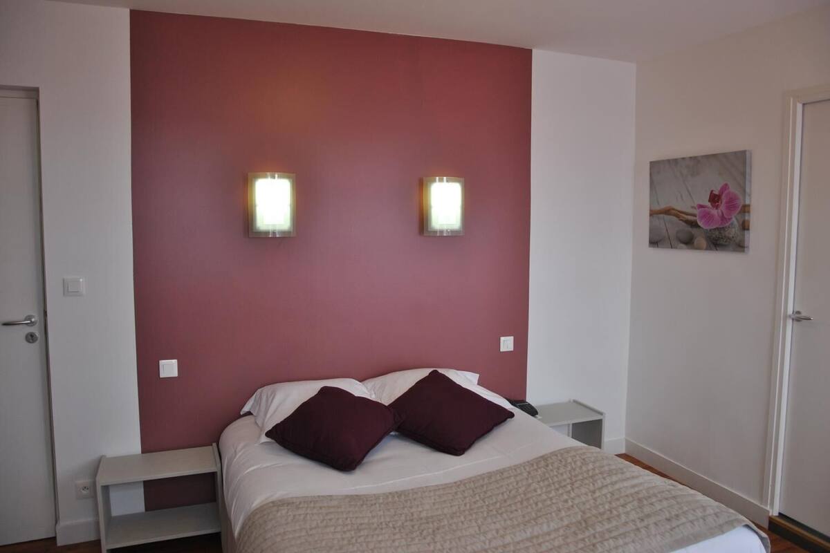 desk, soundproofing, free wifi, bed sheets