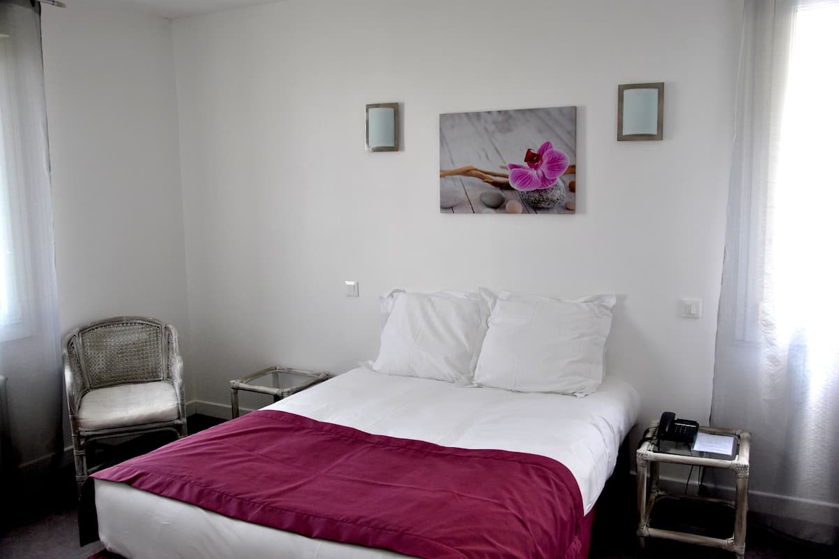 standard double room | desk, soundproofing, free wifi, bed sheets