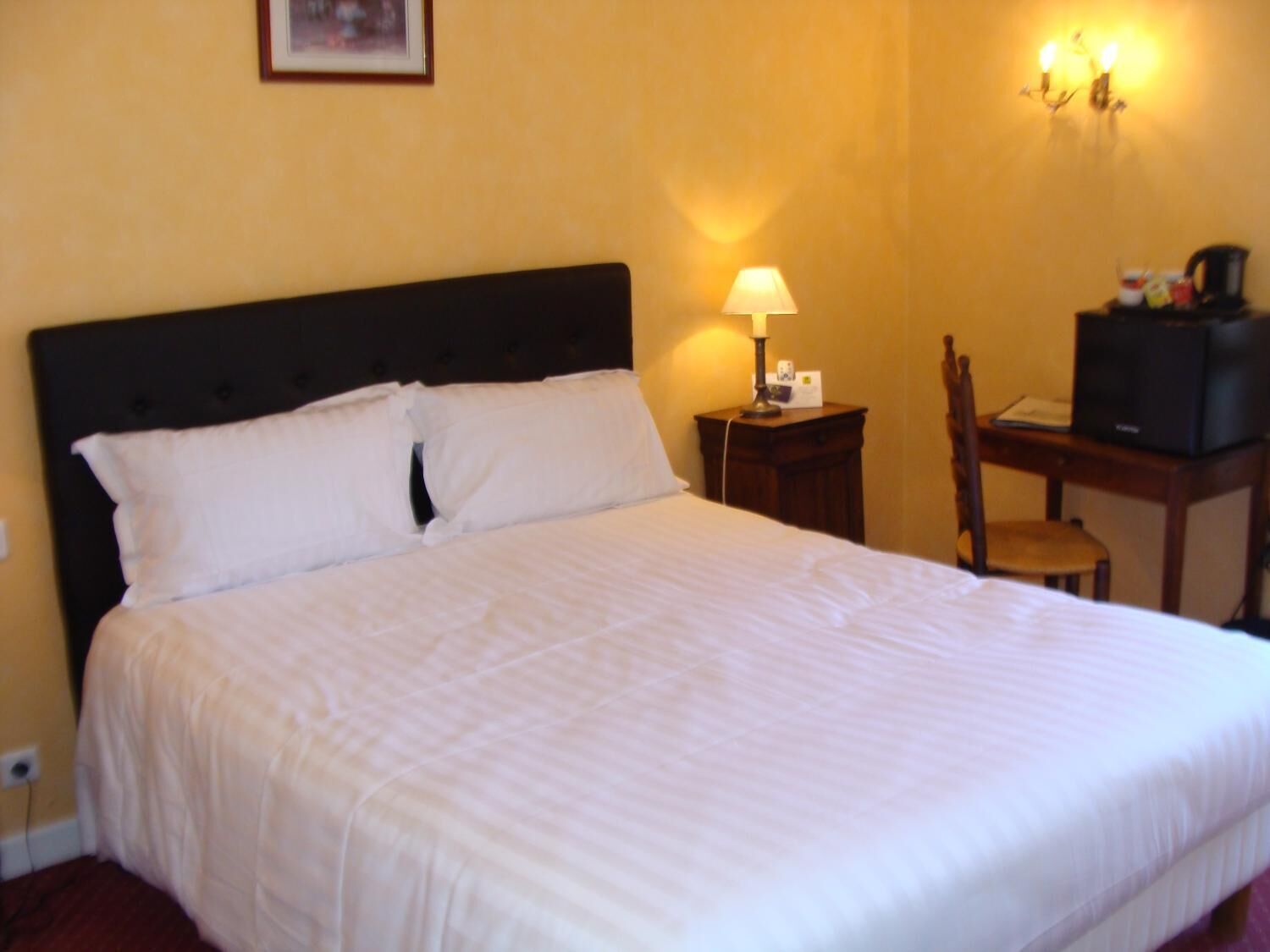 minibar, desk, soundproofing, iron/ironing board