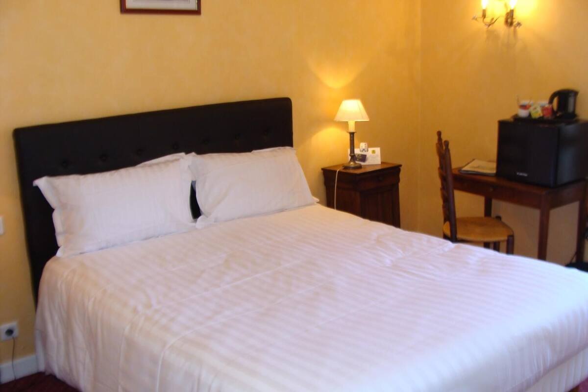 minibar, desk, soundproofing, iron/ironing board