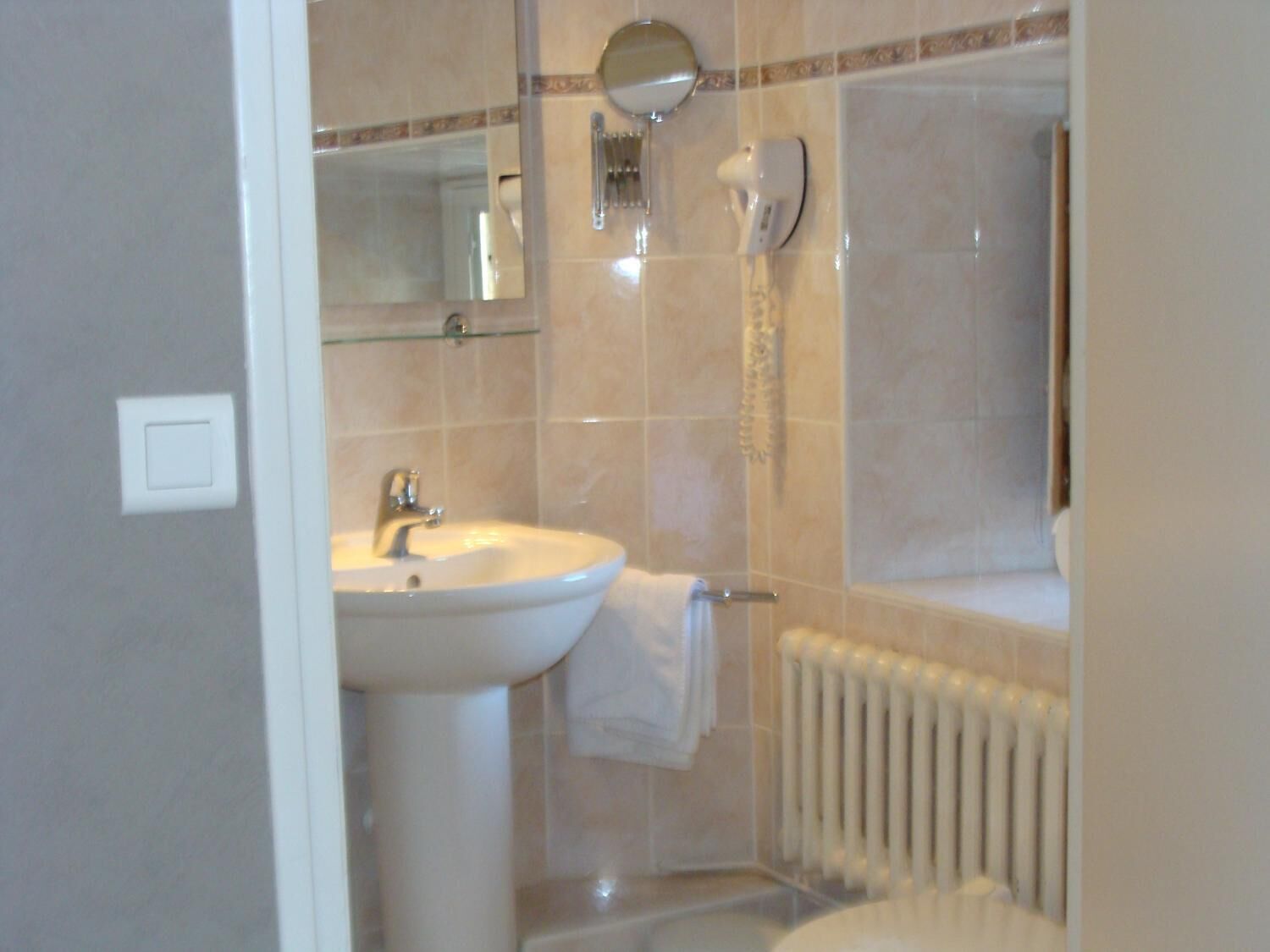 shower, free toiletries, towels