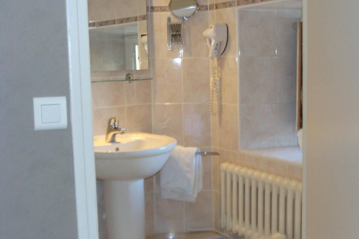 shower, free toiletries, towels