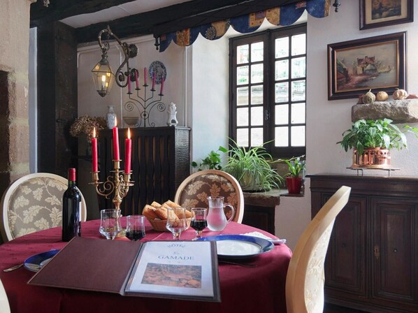 บริการอาหารเย็น, อาหารท้องถิ่น