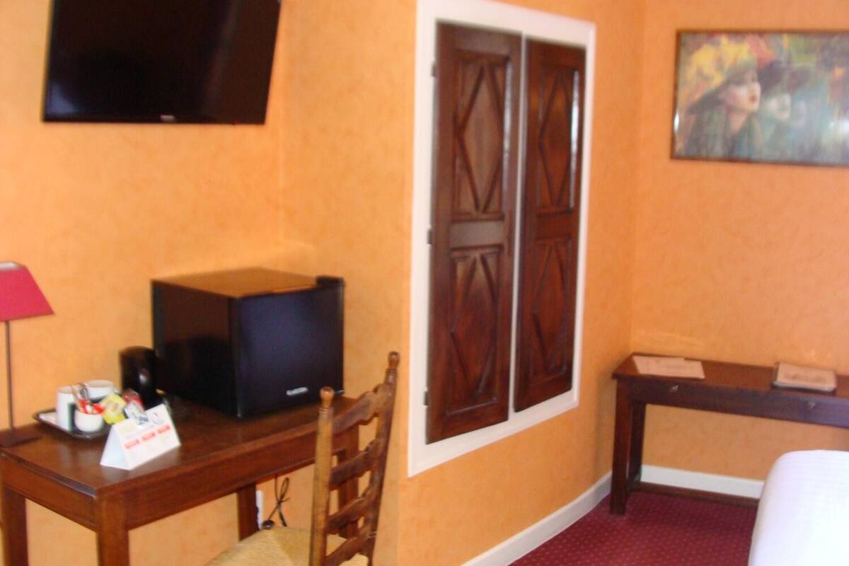 minibar, desk, soundproofing, iron/ironing board