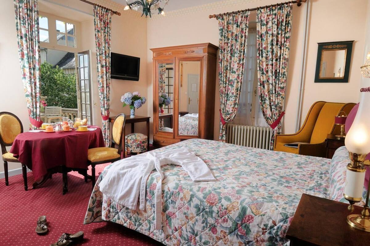 Standard Double Room | Minibar, desk, soundproofing, iron/ironing board