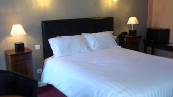 Economy Double Room | Minibar, desk, soundproofing, iron/ironing board