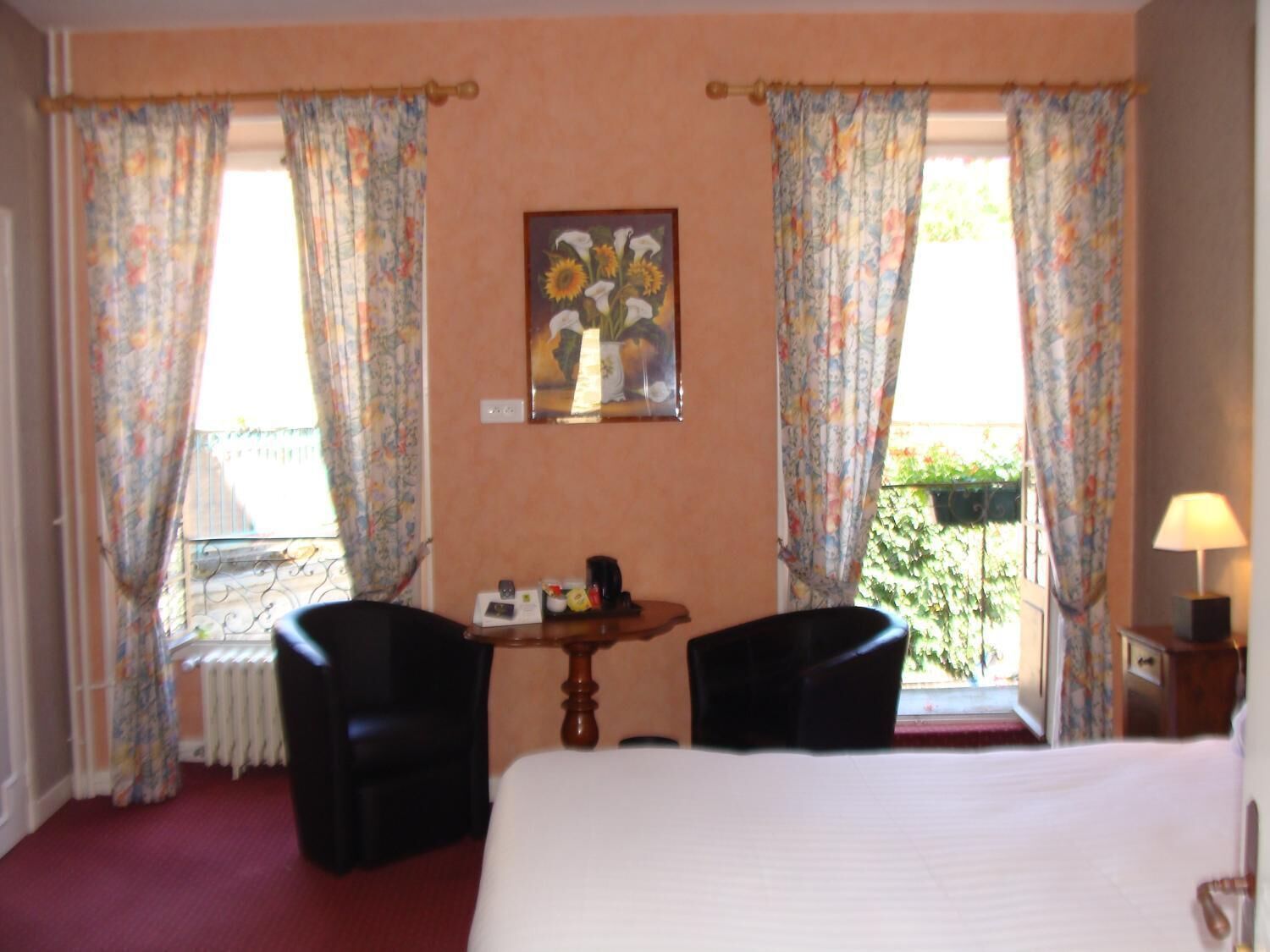 minibar, desk, soundproofing, iron/ironing board