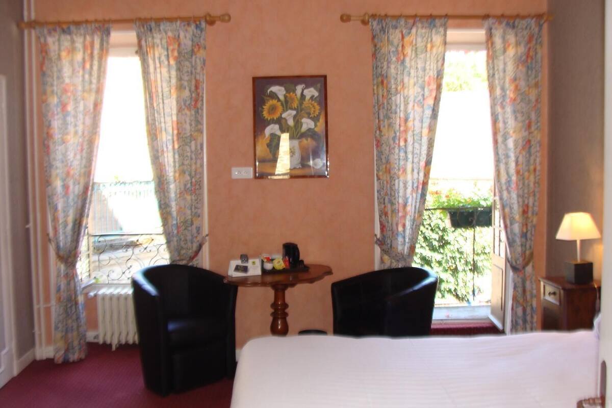 minibar, desk, soundproofing, iron/ironing board