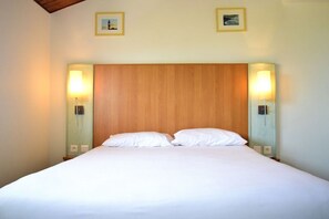 Individually decorated, individually furnished, desk, blackout curtains - Hotel Mer et Forêt (Saint-Trojan-les-Bains)