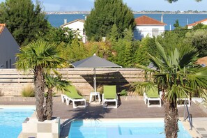 야외 수영장, 수영장 파라솔, 일광욕 의자