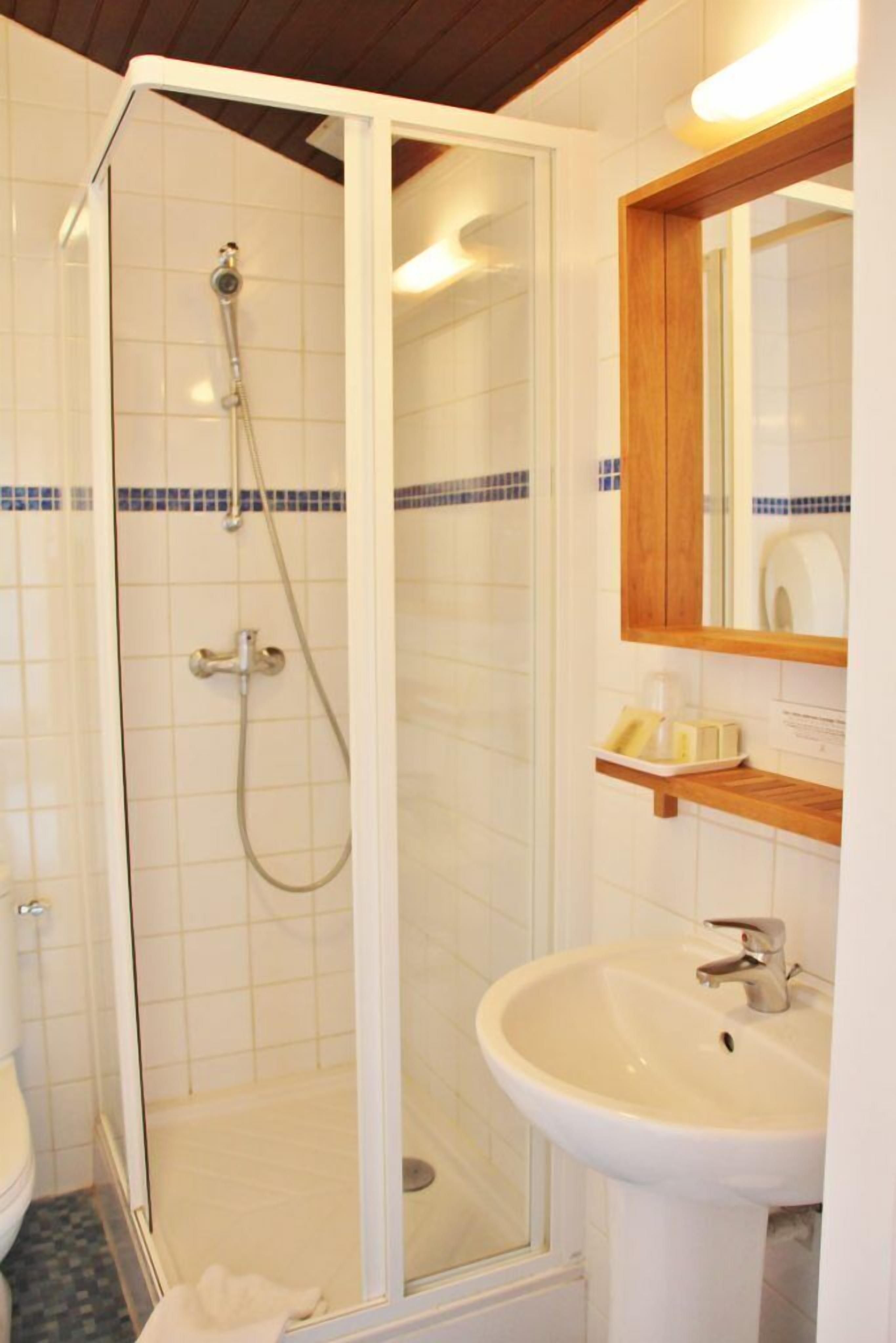 comfort double room (forêt) | bathroom | free toiletries, hair dryer, towels