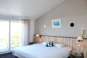 프리미엄룸, 바다 전망 | 각각 다른 스타일의 인테리어, 각각 다르게 가구 비치, 책상, 암막 커튼