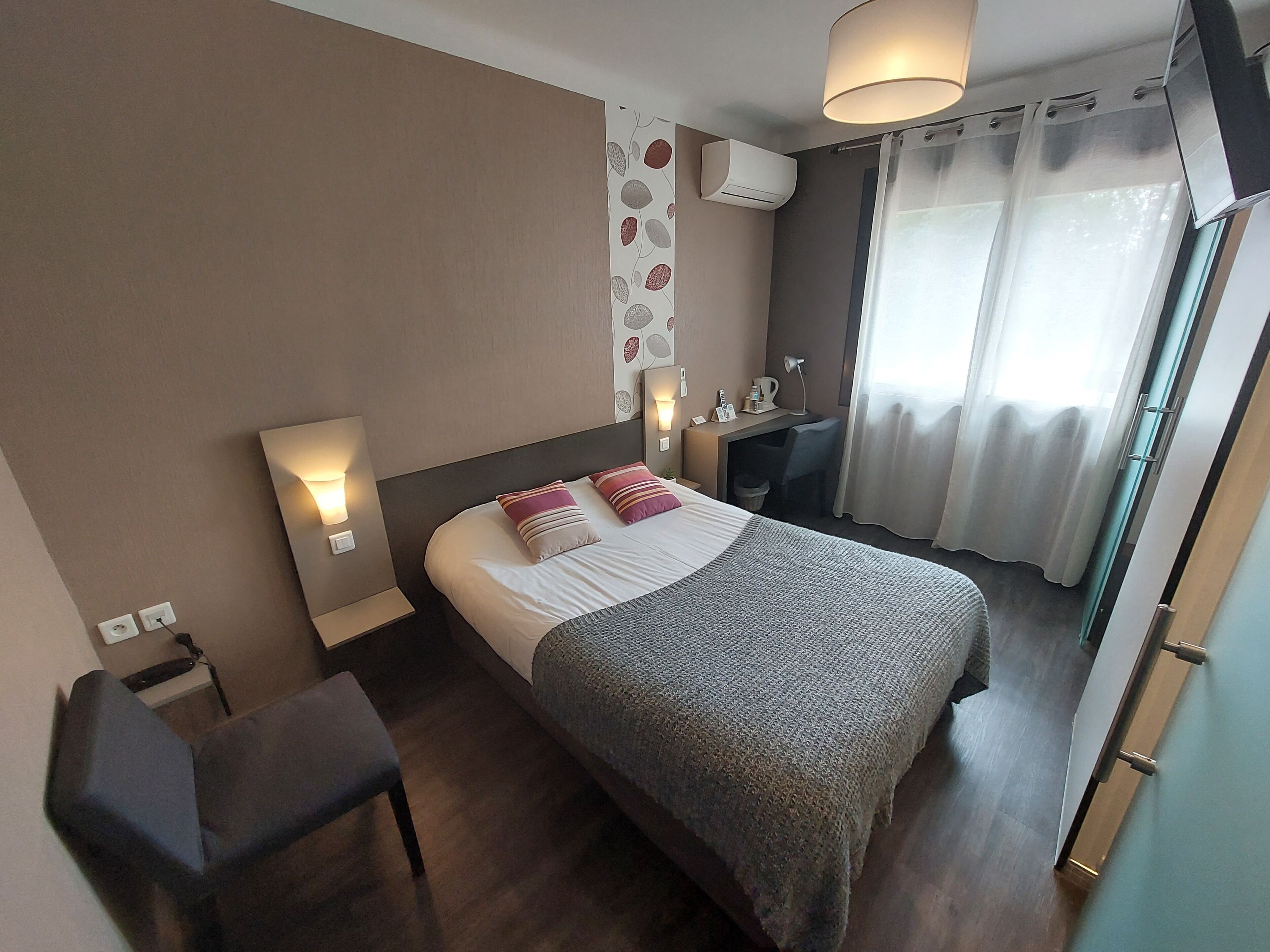 desk, free cots/infant beds, rollaway beds, free wifi