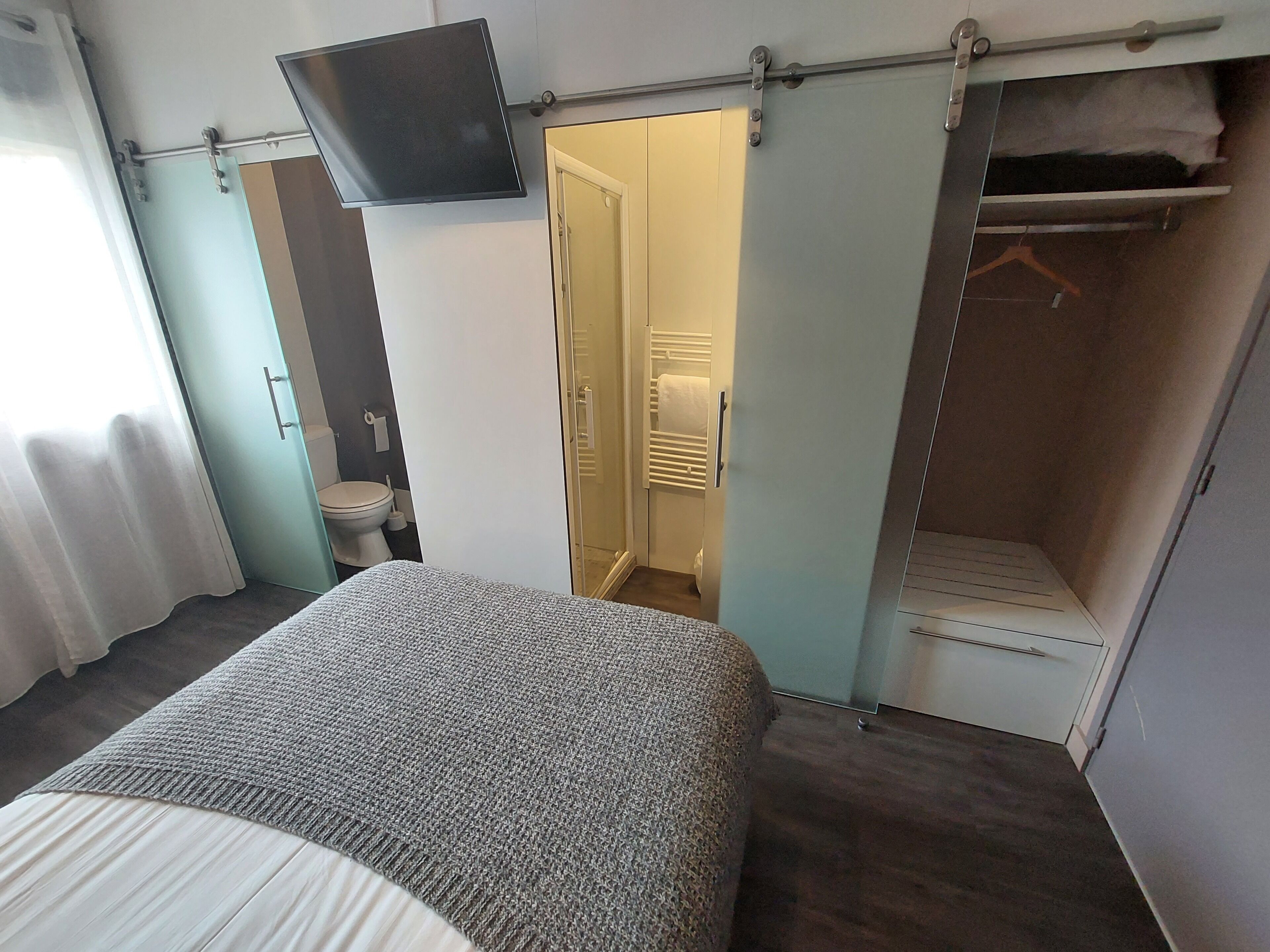 مكتب وأسرّة أطفال/رضّع (مجانًا) وأسرّة قابلة للطي وواي فاي مجانًا