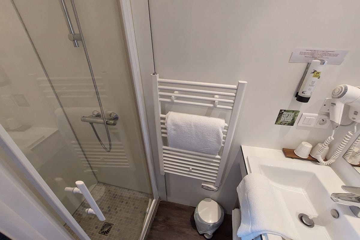 free toiletries, hair dryer