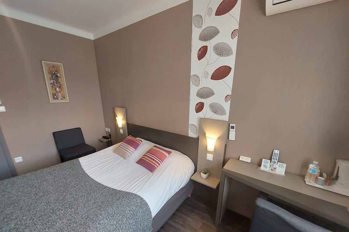 Standard-Doppelzimmer | Schreibtisch, kostenlose Babybetten, Zustellbetten, kostenloses WLAN