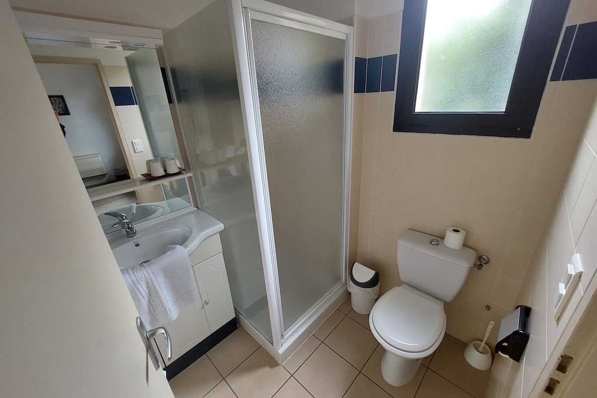 free toiletries, hair dryer