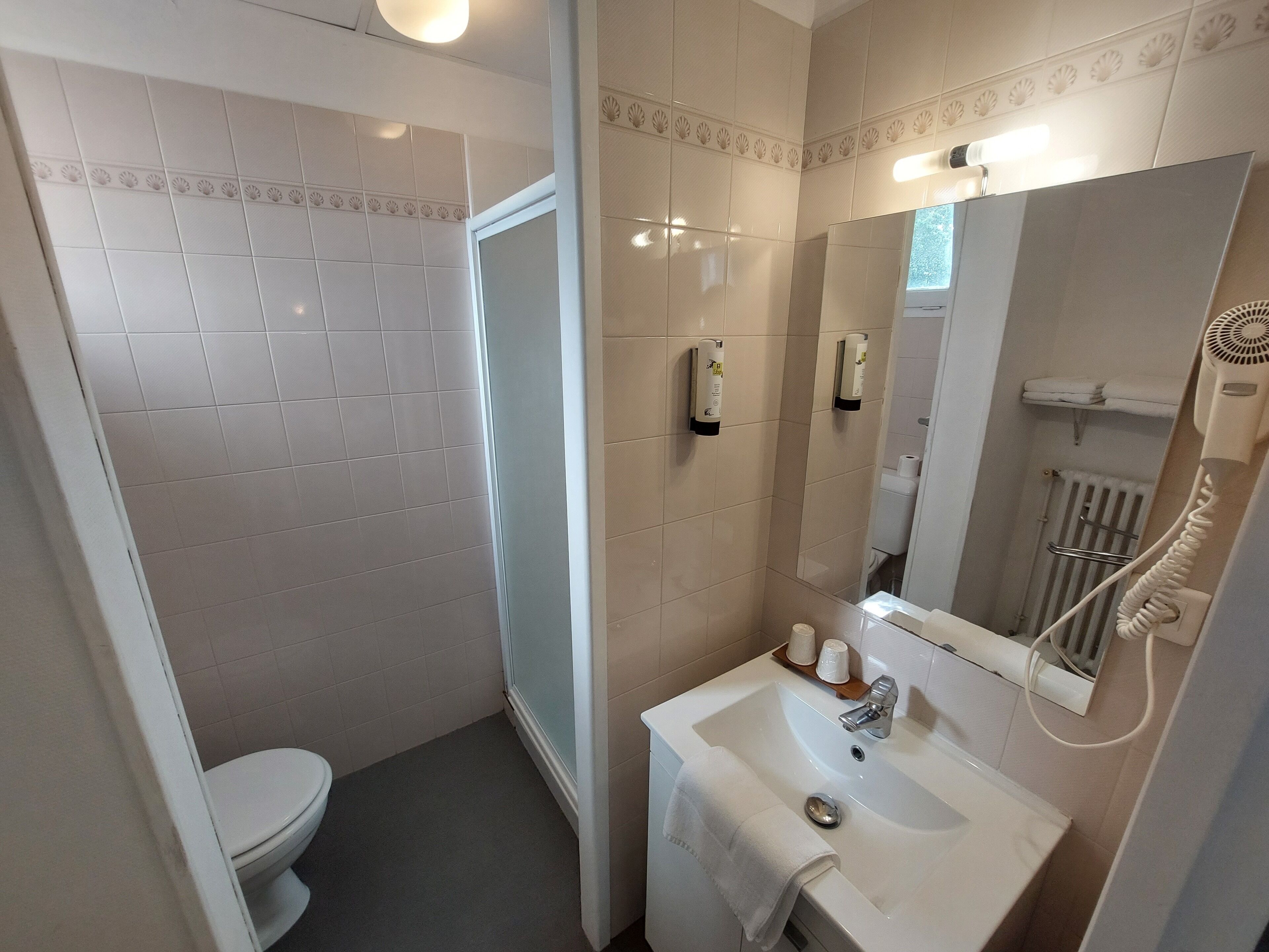 free toiletries, hair dryer