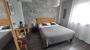 Een bureau, gratis babybedden, extra bedden (toeslag), gratis wifi