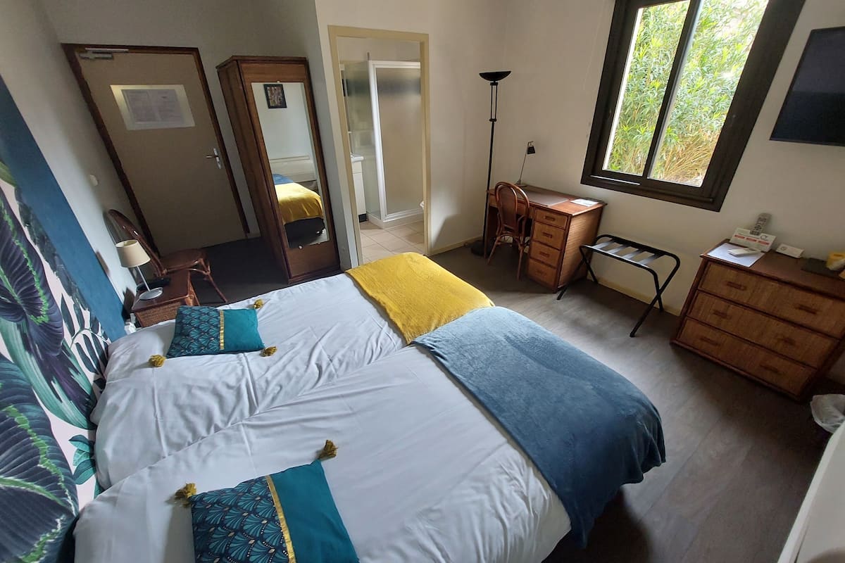 standard twin room | desk, free cots/infant beds, rollaway beds, free wifi