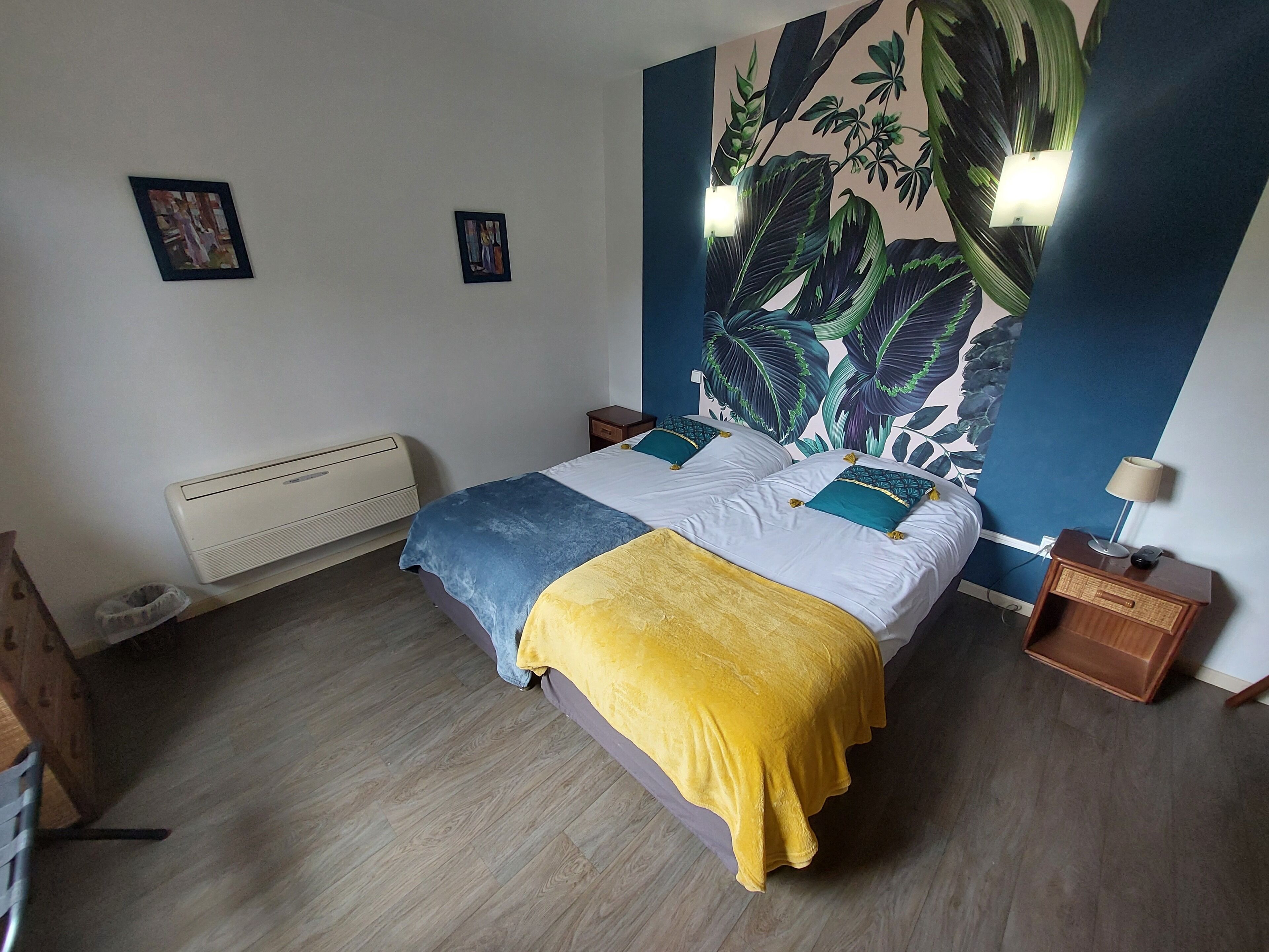 desk, free cots/infant beds, rollaway beds, free wifi