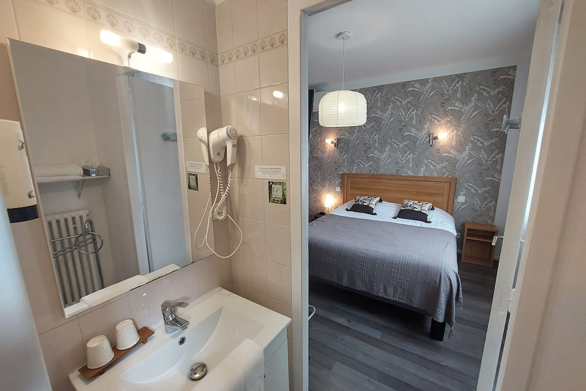 desk, free cots/infant beds, rollaway beds, free wifi