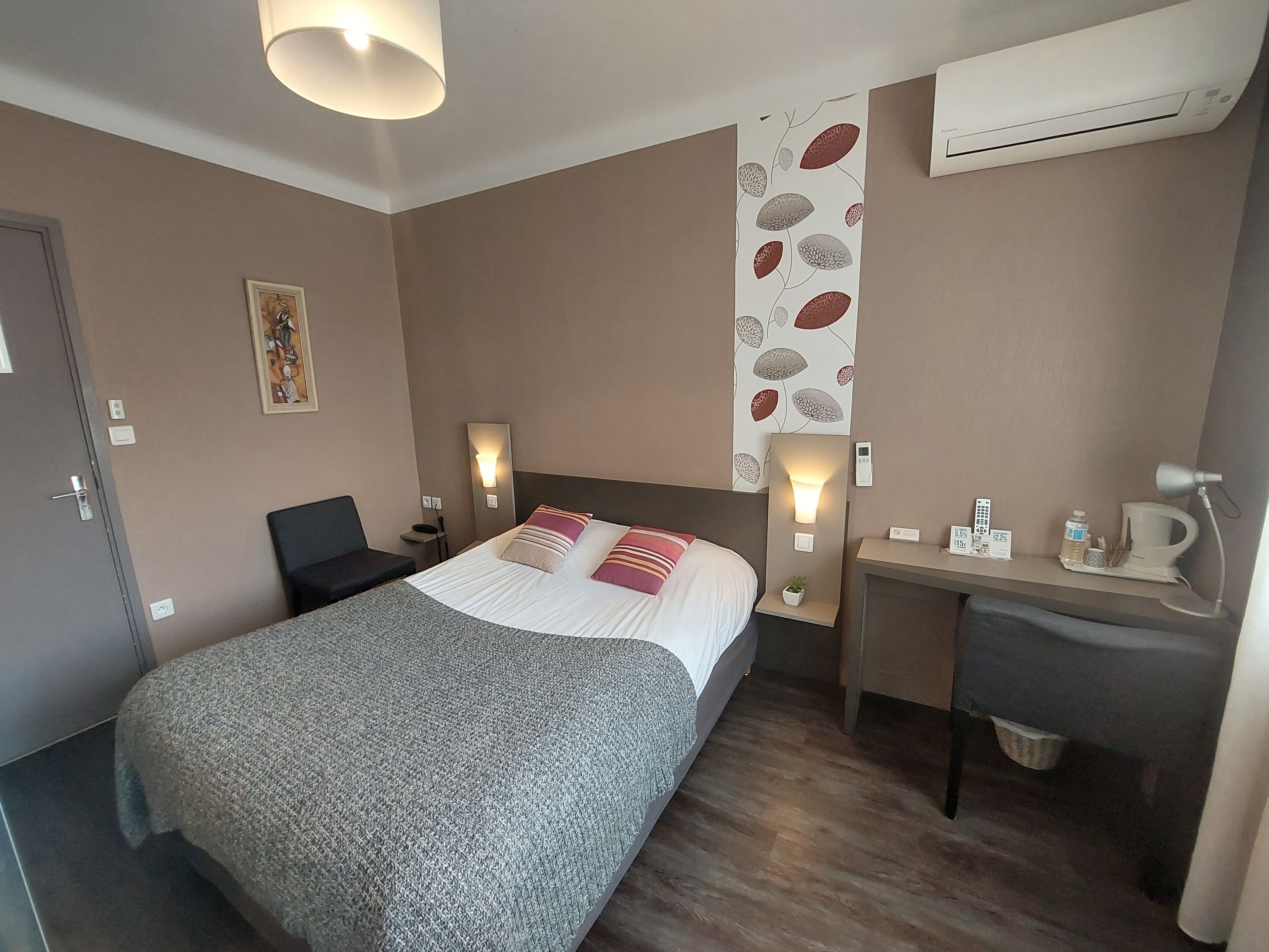 desk, free cots/infant beds, rollaway beds, free wifi