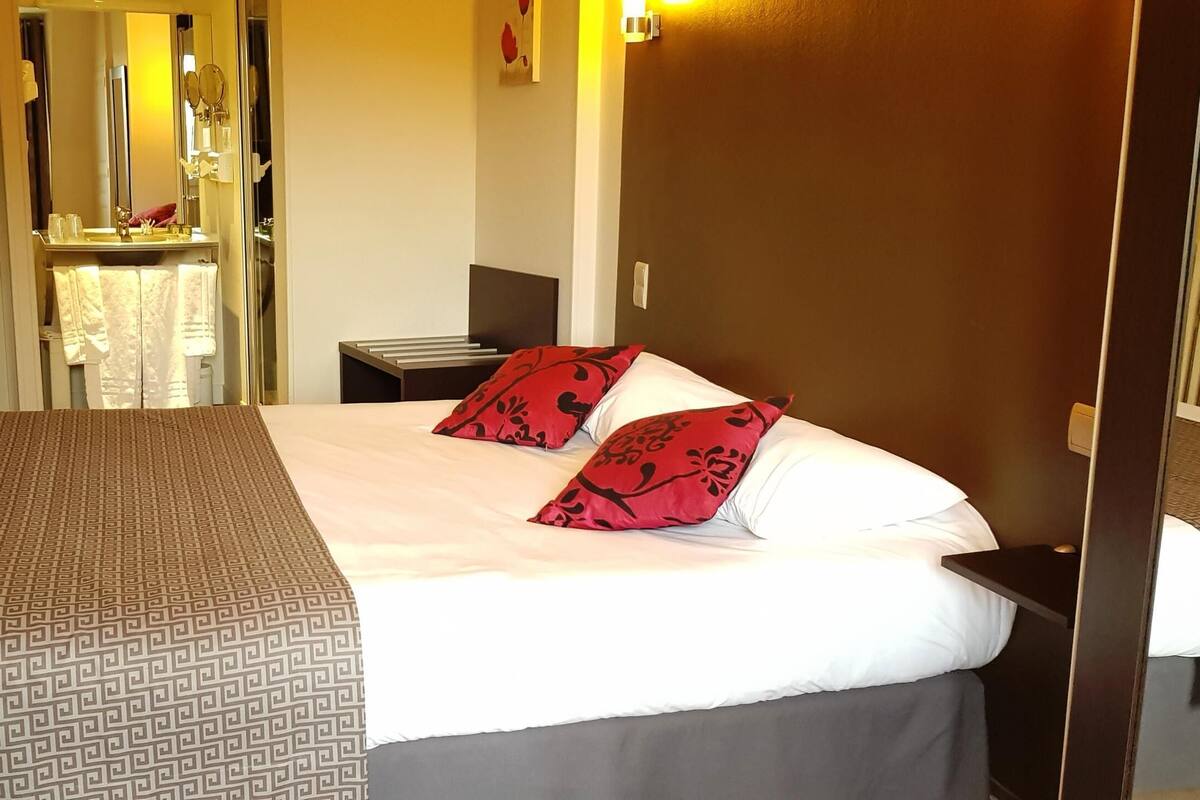 Standard Double Room Single Use | Desk, soundproofing, iron/ironing board, free cots/infant beds