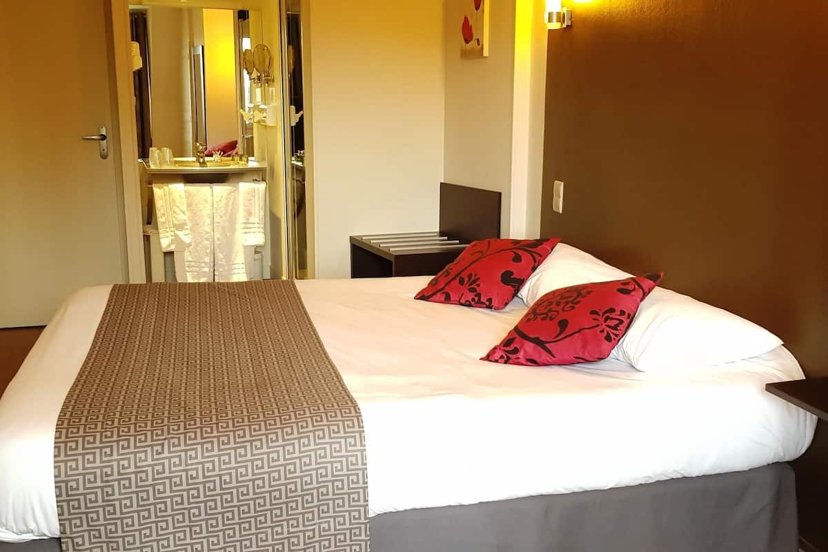 standard double room single use | desk, soundproofing, iron/ironing board, free cots/infant beds