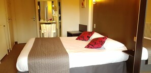 Standard Double Room Single Use | Desk, soundproofing, iron/ironing board, free cots/infant beds - Le Relais Saint Jacques (Saint-Leonard-de-Noblat)
