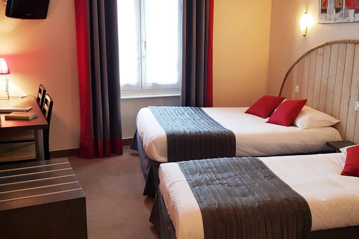 Standard Triple Room | Desk, soundproofing, iron/ironing board, free cots/infant beds