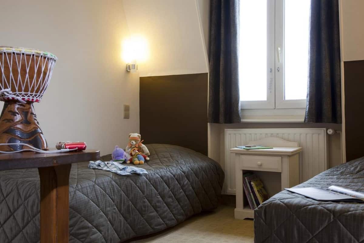 standard quadruple room | desk, soundproofing, iron/ironing board, free cots/infant beds