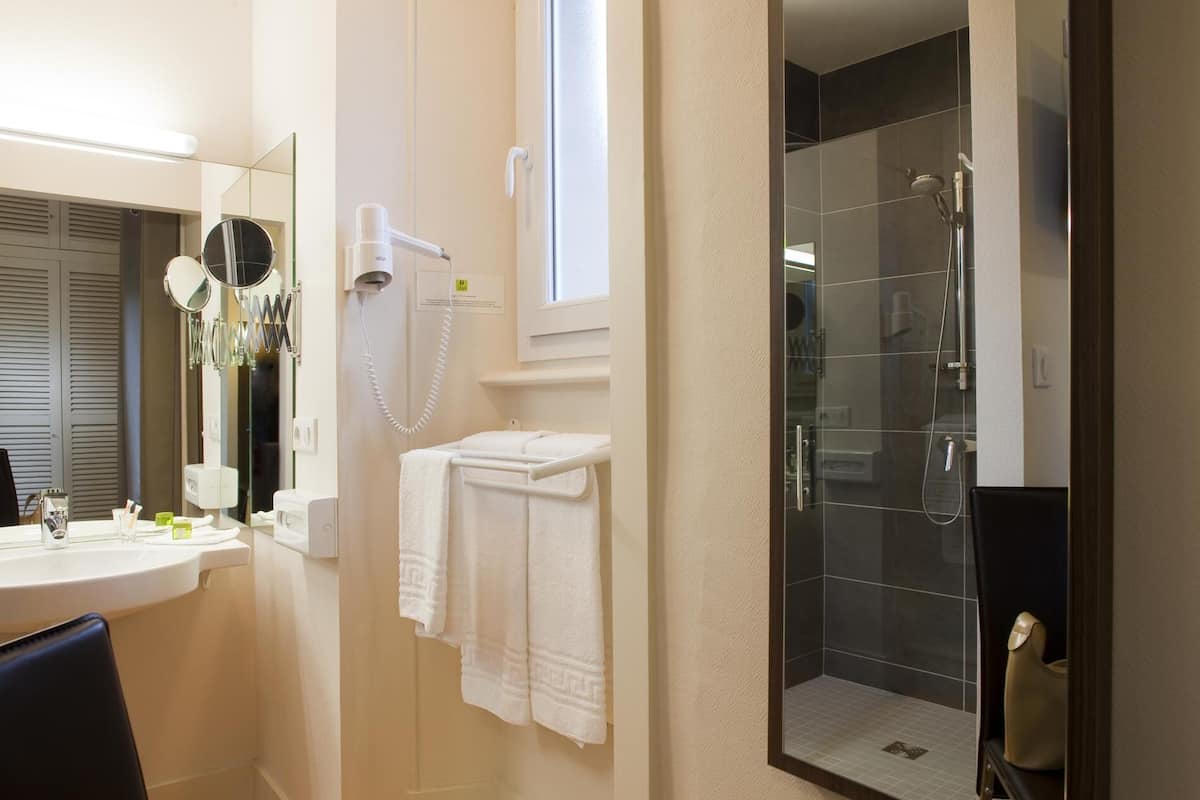 standard double room | bathroom | free toiletries, hair dryer, towels