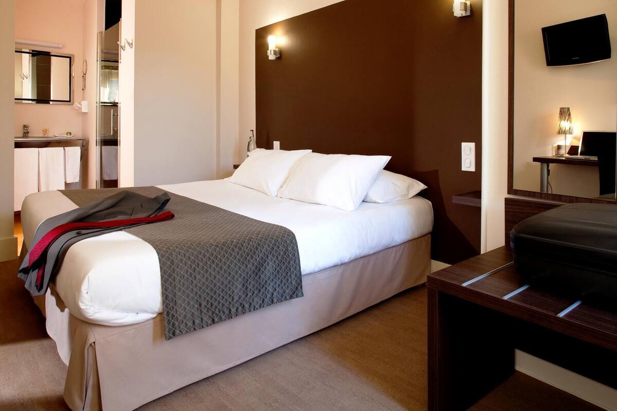 Standard Double Room | Desk, soundproofing, iron/ironing board, free cots/infant beds