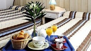 Escritorio, sistema de insonorización y tabla de planchar con plancha 