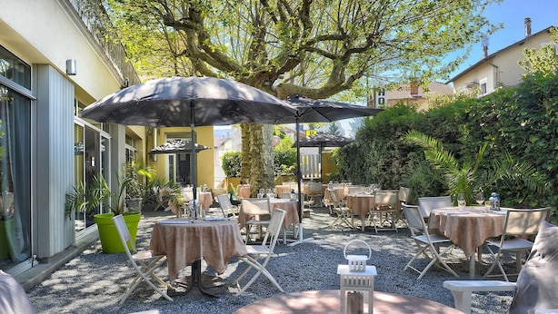 Outdoor dining - La Chaumière (Voiron)