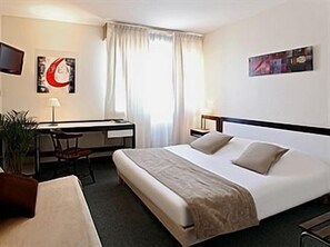 Standard Double Room | Desk, free cribs/infant beds, rollaway beds, free WiFi - La Chaumière (Voiron)