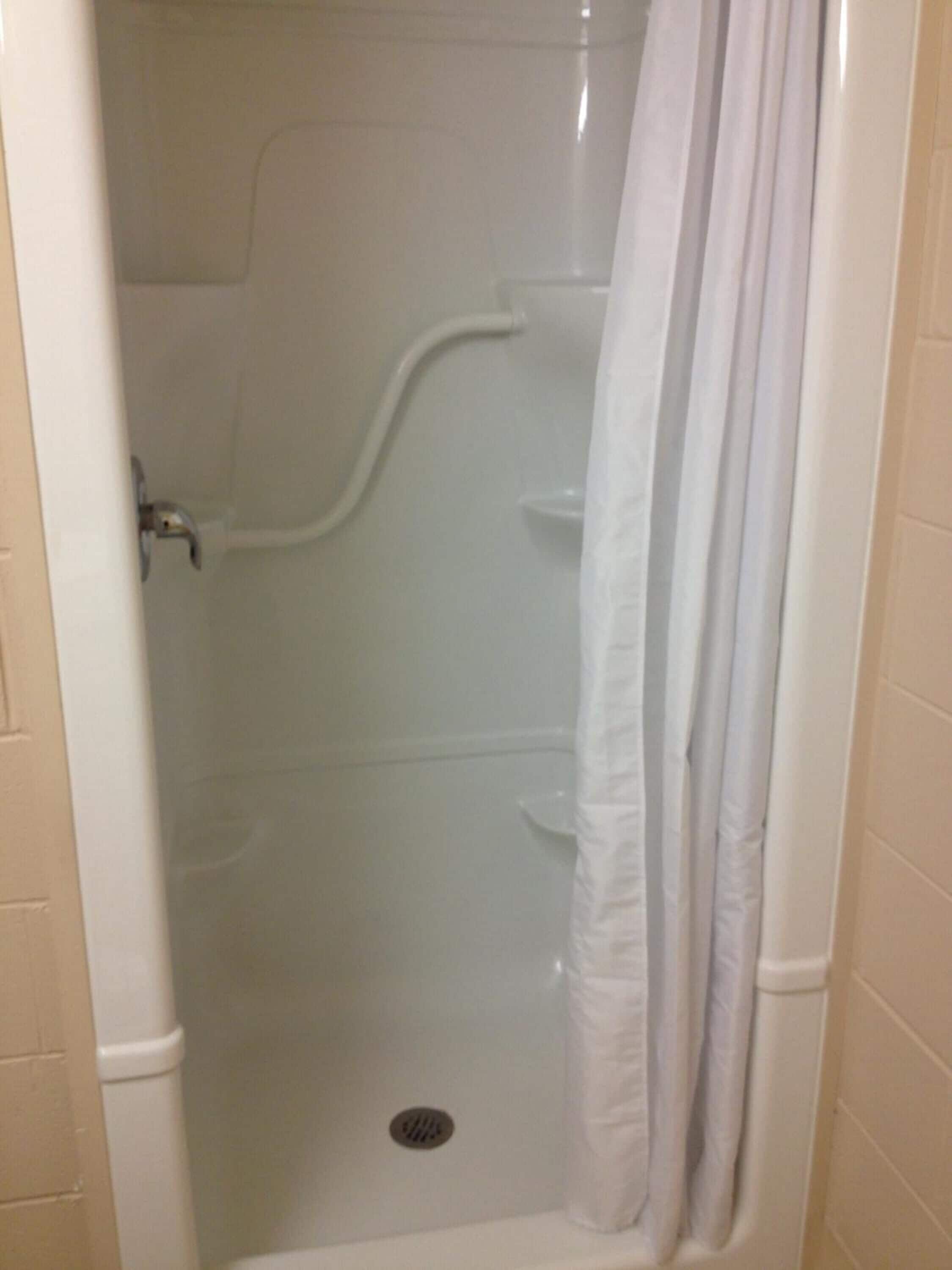 Bañera con ducha, artículos de tocador gratuitos, secador de pelo