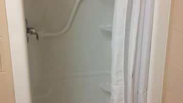 Bañera con ducha, artículos de tocador gratuitos, secador de pelo